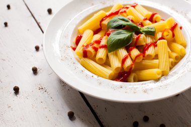 Makarna yemek plaka üzerinde