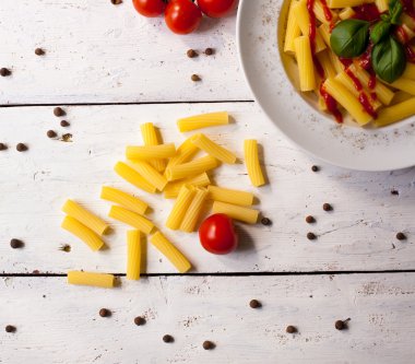 Makarna yemek plaka üzerinde