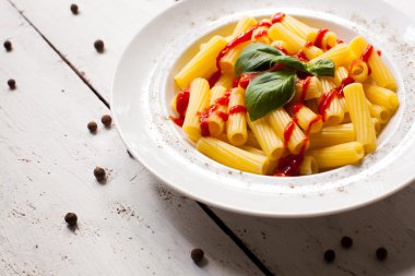 Makarna yemek plaka üzerinde