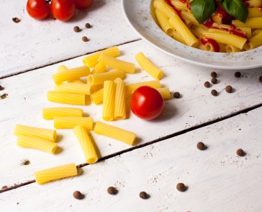 Makarna yemek plaka üzerinde