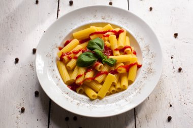 Makarna yemek plaka üzerinde