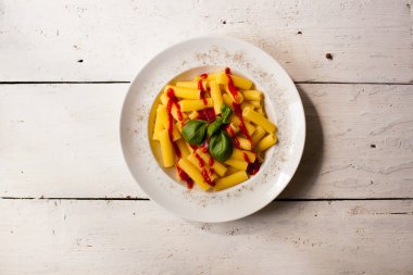 Makarna yemek plaka üzerinde