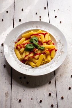 Makarna yemek plaka üzerinde