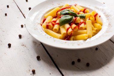 Makarna yemek plaka üzerinde