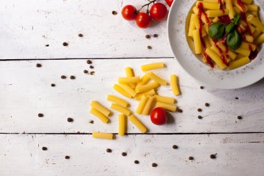 Makarna yemek plaka üzerinde