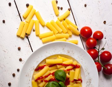 Makarna yemek plaka üzerinde