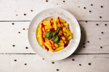 Makarna yemek plaka üzerinde