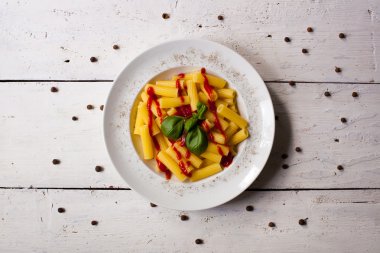 Makarna yemek plaka üzerinde