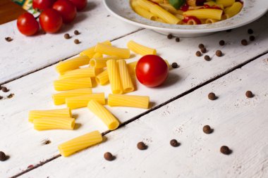 Makarna yemek plaka üzerinde