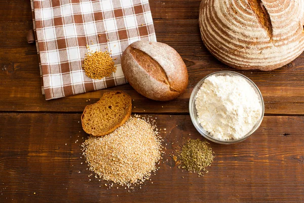 Ahşap masa üzerinde kahverengi ekmek