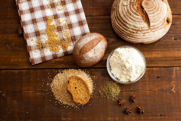 Ahşap masa üzerinde kahverengi ekmek