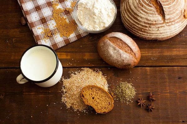 Ahşap masa üzerinde kahverengi ekmek