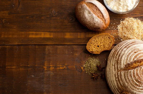 Ahşap masa üzerinde kahverengi ekmek