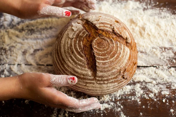 Kahverengi ekmek elinde