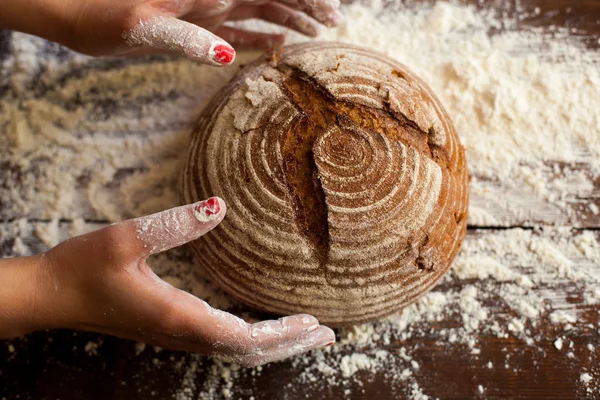 Kahverengi ekmek elinde