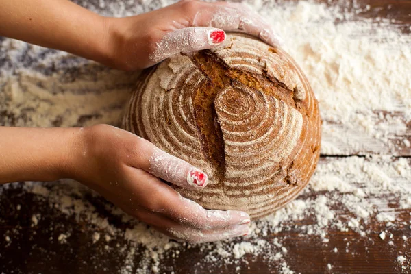 Kahverengi ekmek elinde