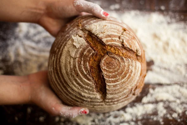 Kahverengi ekmek elinde