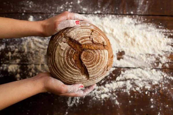 Kahverengi ekmek elinde