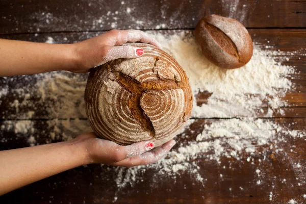 Kahverengi ekmek elinde