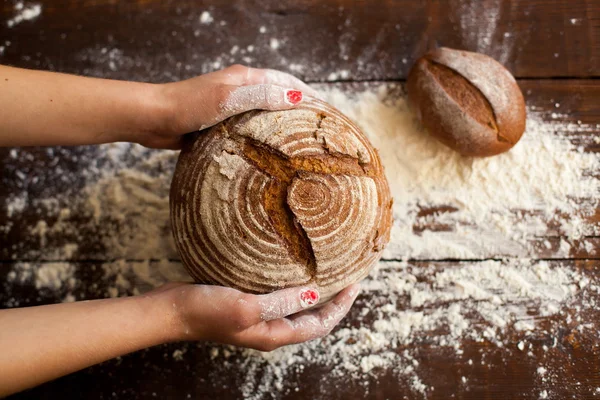 Kahverengi ekmek elinde