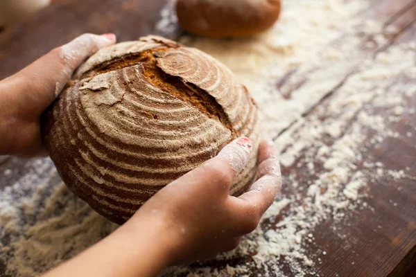 Kahverengi ekmek elinde