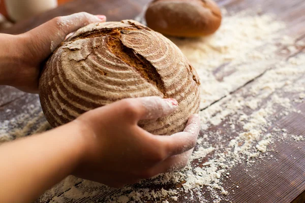 Kahverengi ekmek elinde