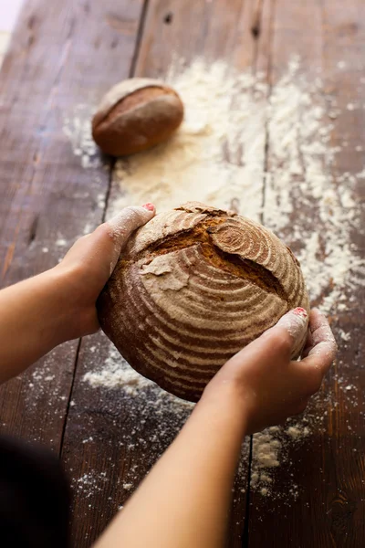 Kahverengi ekmek elinde