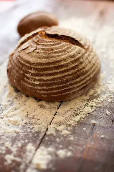 Masanın üzerinde kahverengi ekmek