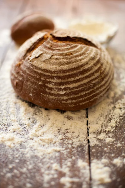 Masanın üzerinde kahverengi ekmek