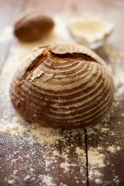 Masanın üzerinde kahverengi ekmek