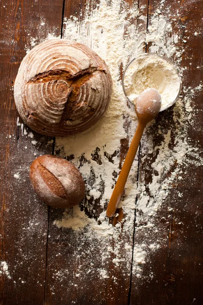 Brot und Mehl auf dem Tisch — Stockfoto