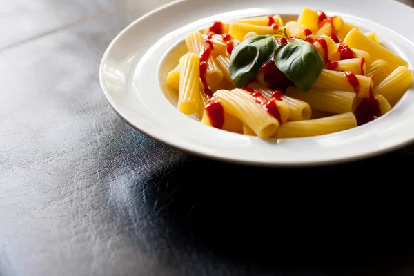 Makarna yemek plaka üzerinde