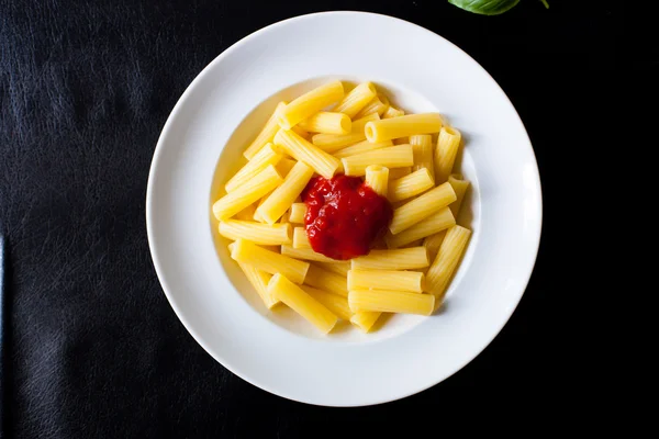 Makarna yemek plaka üzerinde