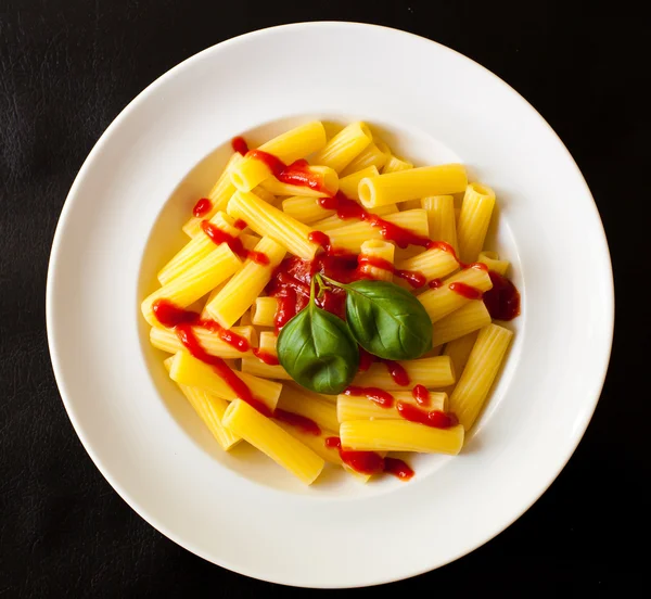 Makarna yemek plaka üzerinde