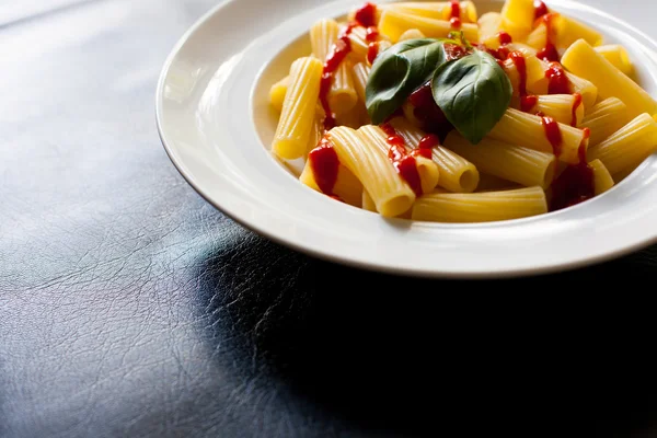 Makarna yemek plaka üzerinde