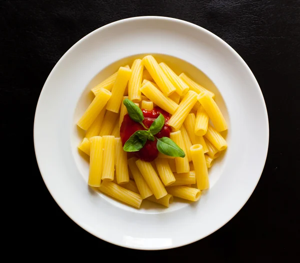 Makarna yemek plaka üzerinde