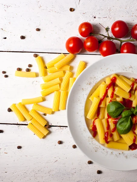 Makarna yemek plaka üzerinde