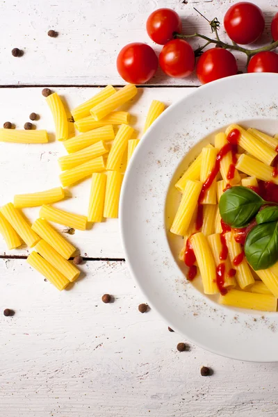 Makarna yemek plaka üzerinde