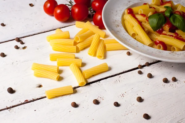 Makarna yemek plaka üzerinde