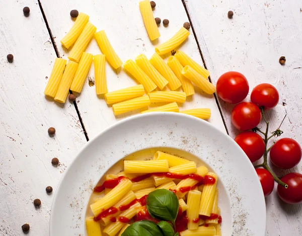 Makarna yemek plaka üzerinde