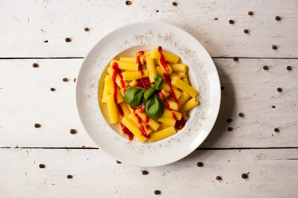 Makarna yemek plaka üzerinde