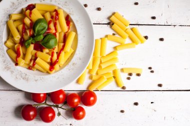 Makarna yemek plaka üzerinde