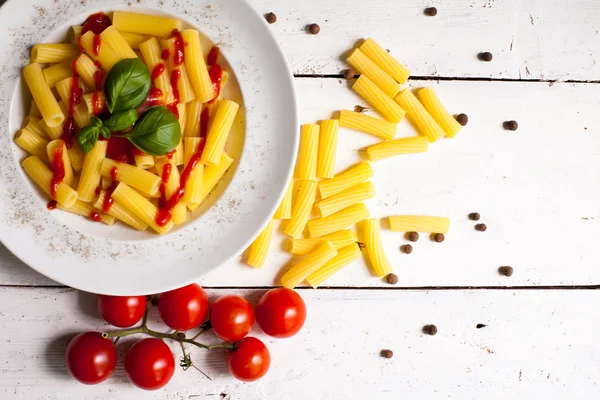 Makarna yemek plaka üzerinde