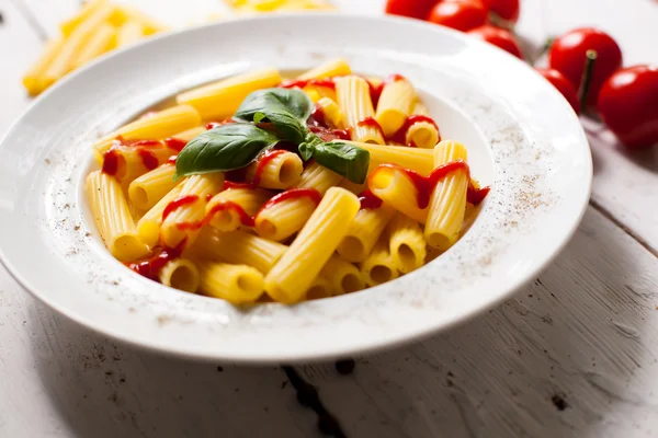 Makarna yemek plaka üzerinde