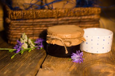 Lezzetli blackcurrant reçeli cam kavanoz içinde