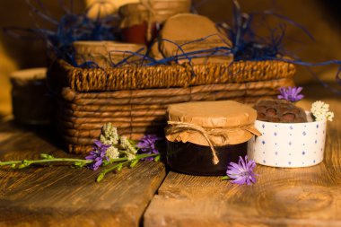 Lezzetli blackcurrant reçeli cam kavanoz içinde