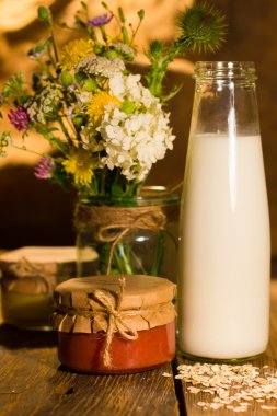 Muz ve greyfurt reçel kavanoz ve şişe süt