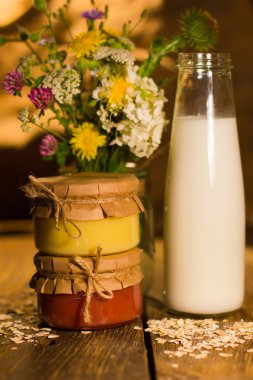 Muz ve greyfurt reçel kavanoz ve şişe süt