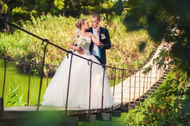 Gelinle damat ormandaki köprüde