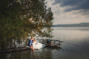 Düğün çifti ve göl